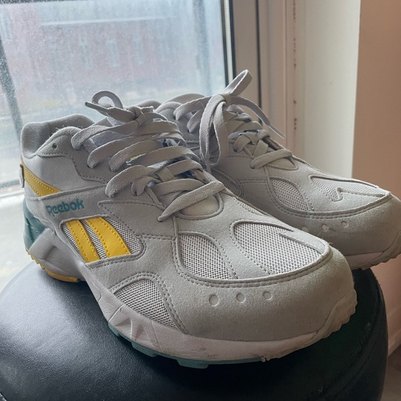 Reebok sneakers size 10 - Picture 3 of 6